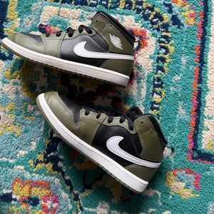 Nike Kids' Jordan 1 Green and Black High-Top Sneakers good condition size 3Y